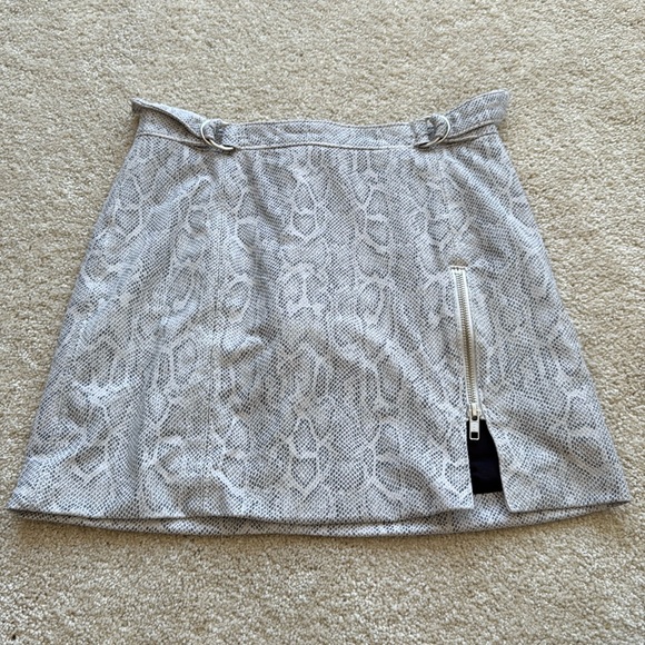FREE PEOPLE SNAKE PRINT MINI SKIRT - Picture 1 of 2